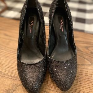 Nina New york  Black dress heals